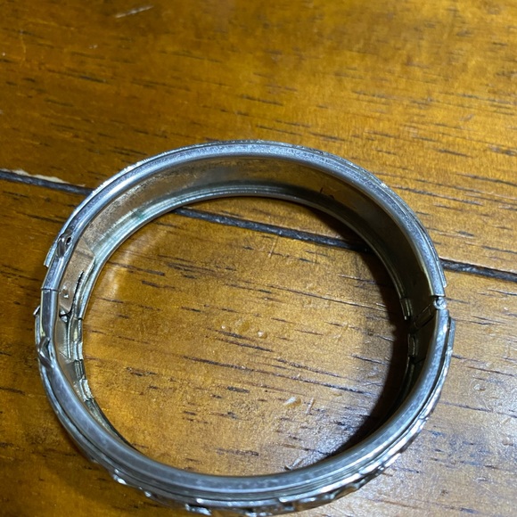 Vintage silver tone hinged bracelet embossed - Picture 2 of 4